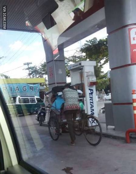 Kelakuan kocak tukang becak ini bikin kamu gregetan melihatnya